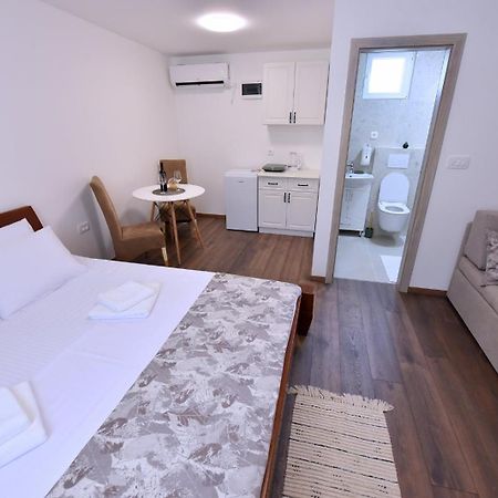 Airport Apartments Tri Hrasta Podgorica Exteriör bild