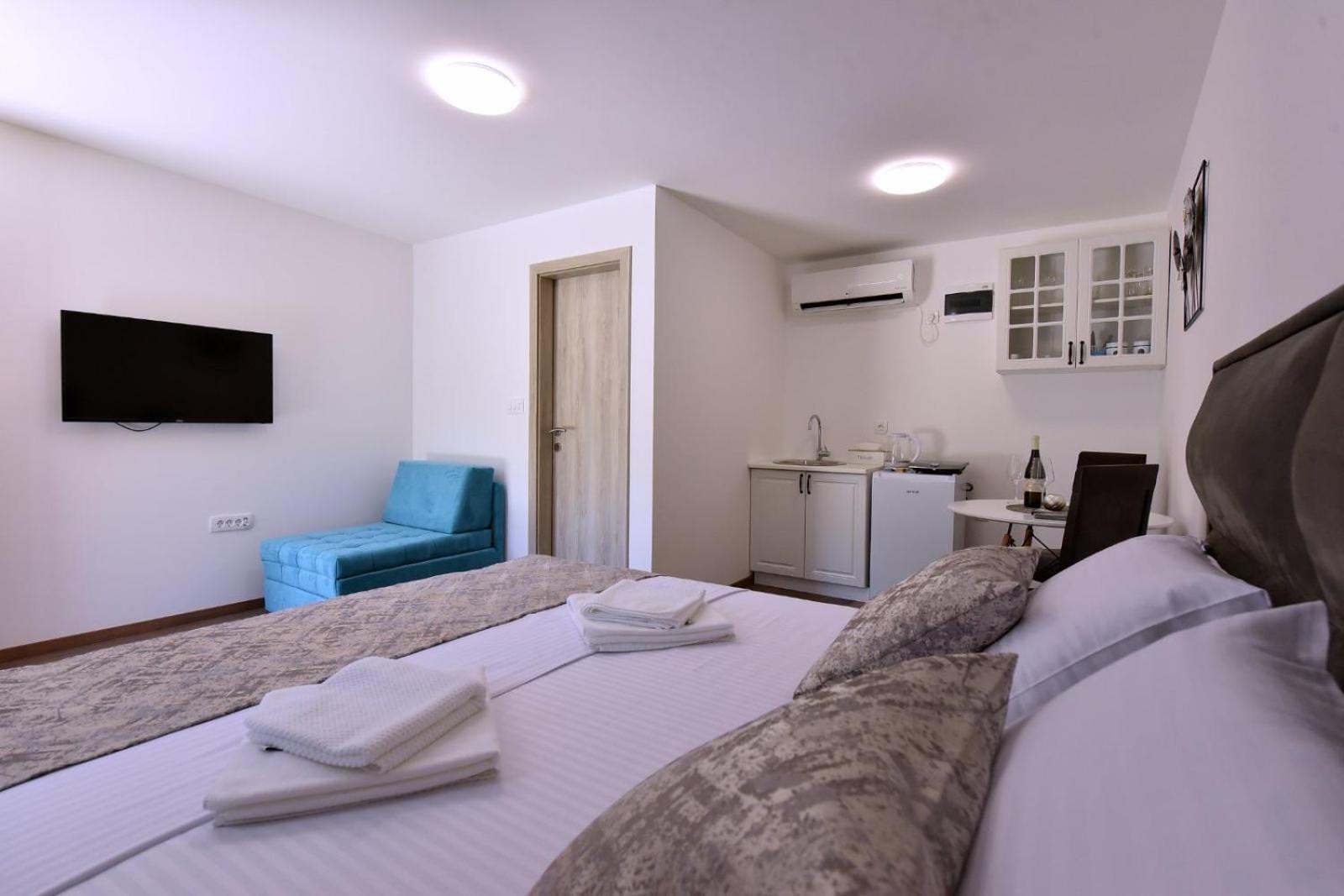 Airport Apartments Tri Hrasta Podgorica Exteriör bild