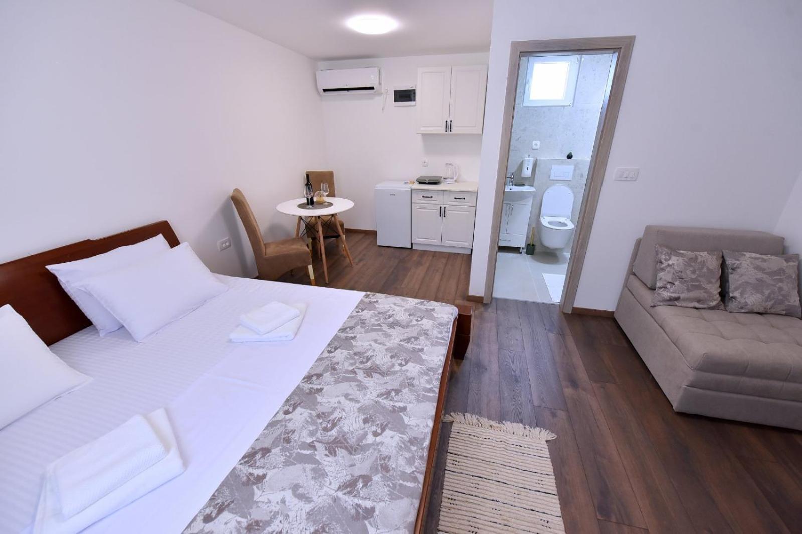Airport Apartments Tri Hrasta Podgorica Exteriör bild