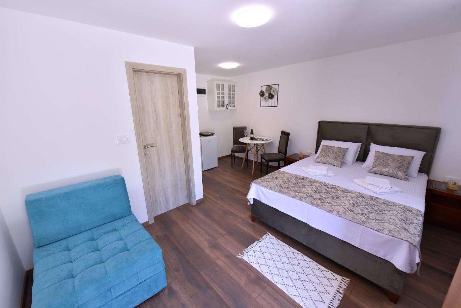 Airport Apartments Tri Hrasta Podgorica Exteriör bild