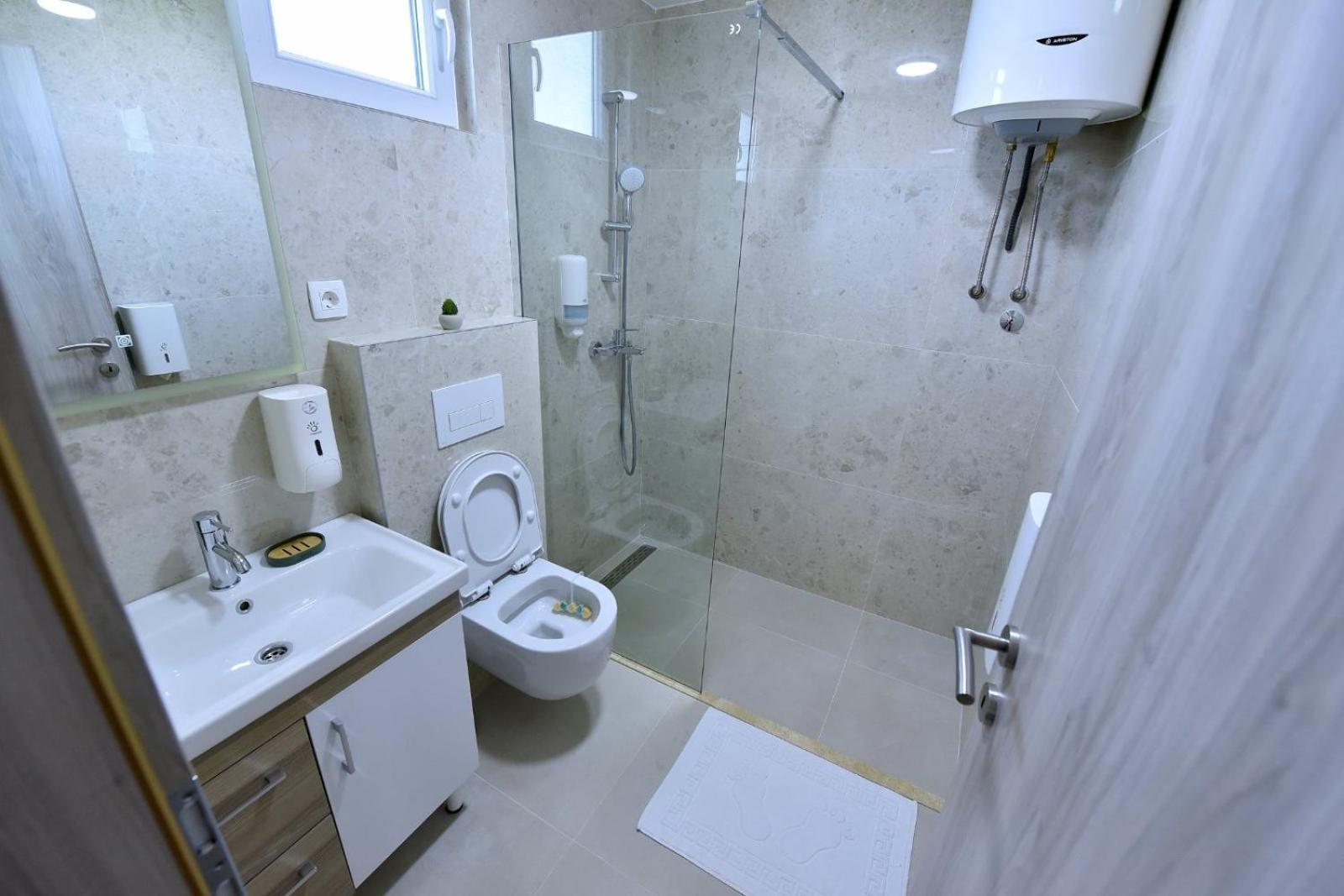 Airport Apartments Tri Hrasta Podgorica Exteriör bild