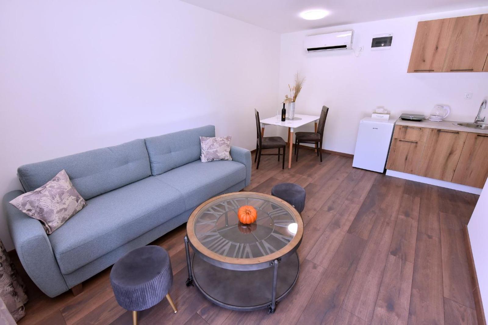 Airport Apartments Tri Hrasta Podgorica Exteriör bild