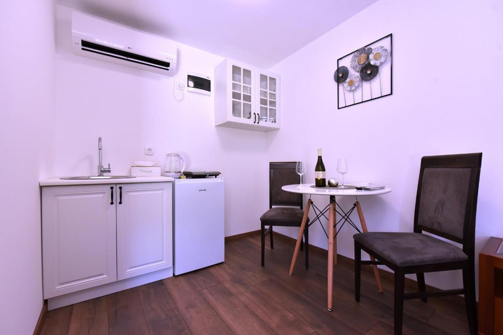 Airport Apartments Tri Hrasta Podgorica Exteriör bild