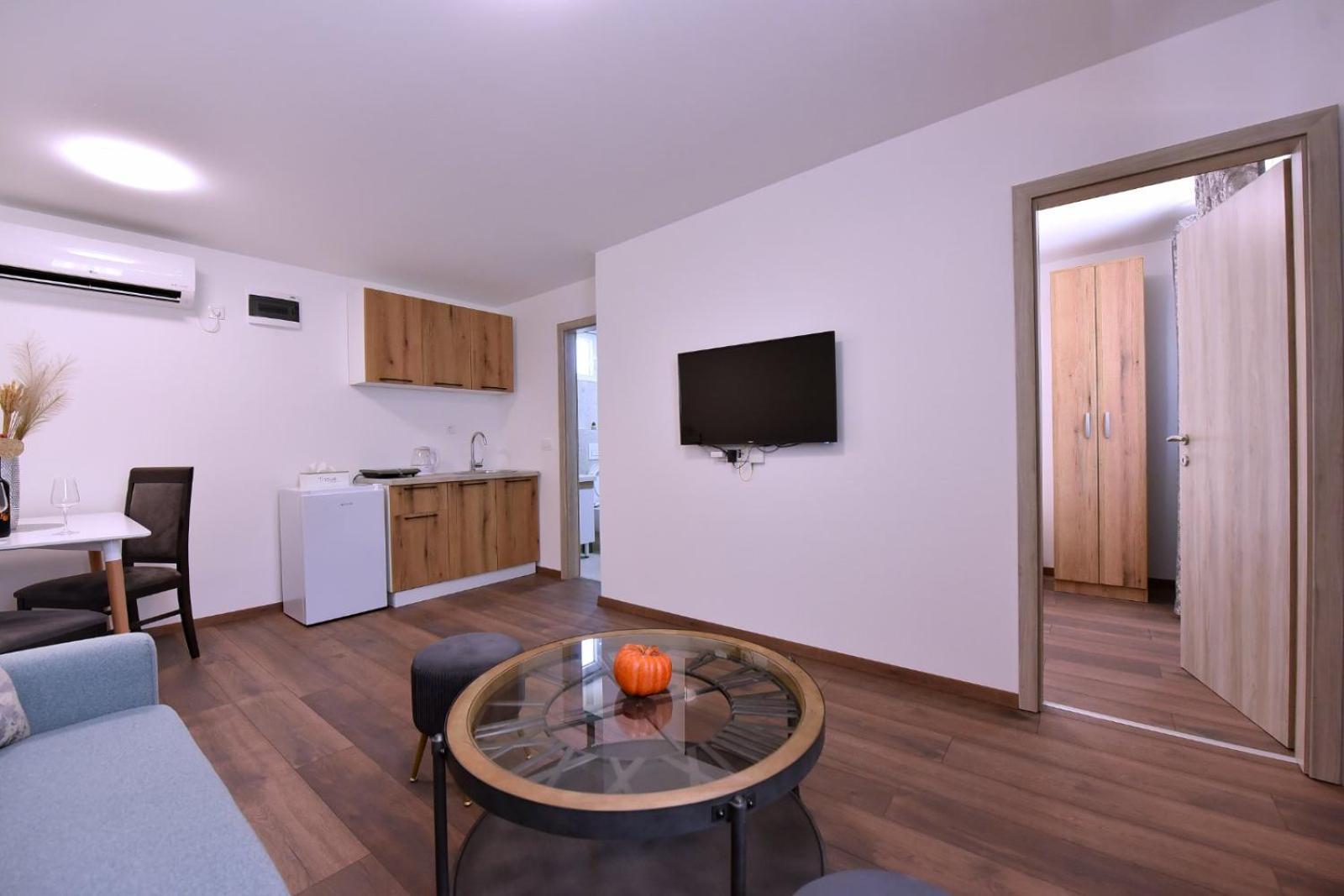 Airport Apartments Tri Hrasta Podgorica Exteriör bild