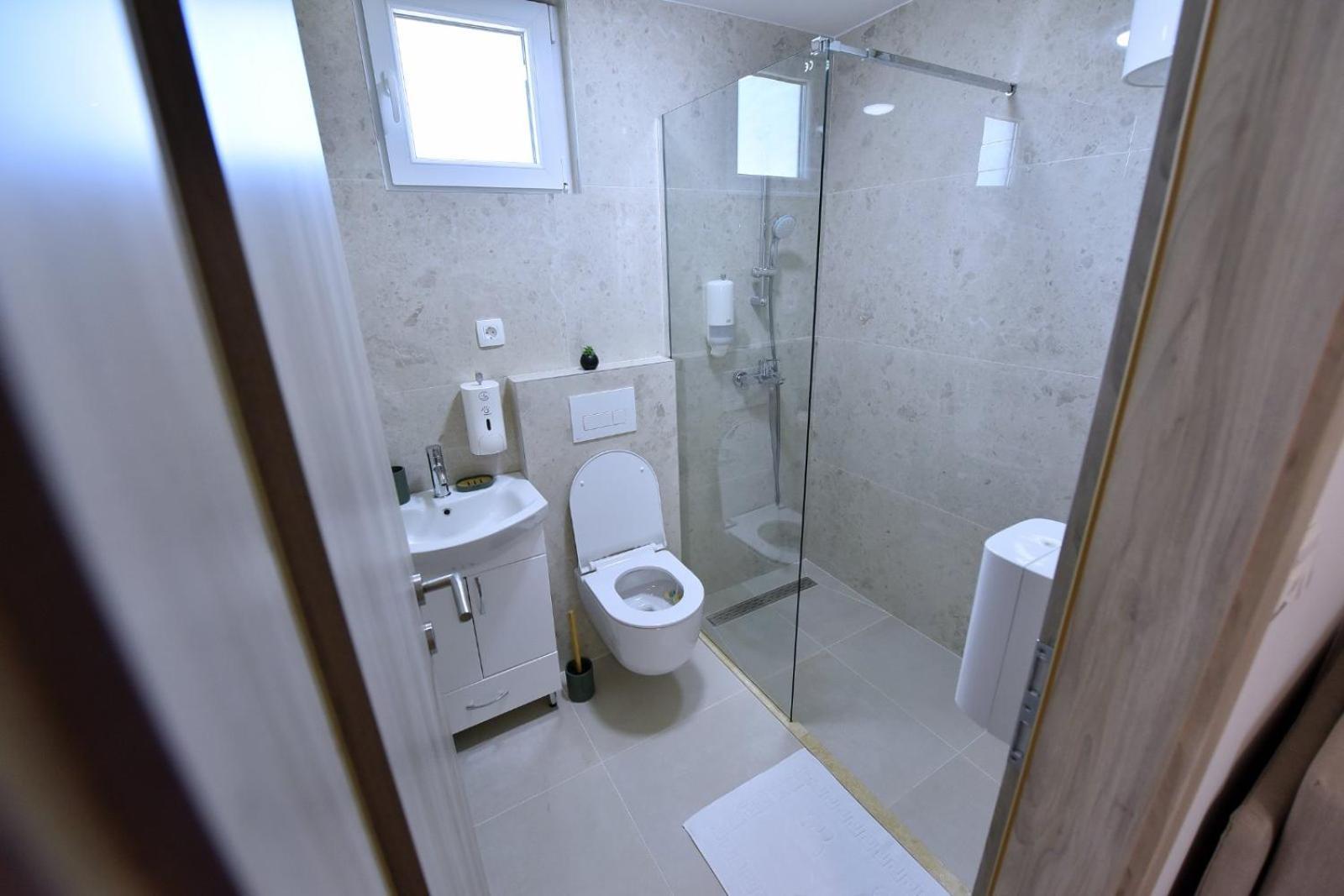 Airport Apartments Tri Hrasta Podgorica Exteriör bild